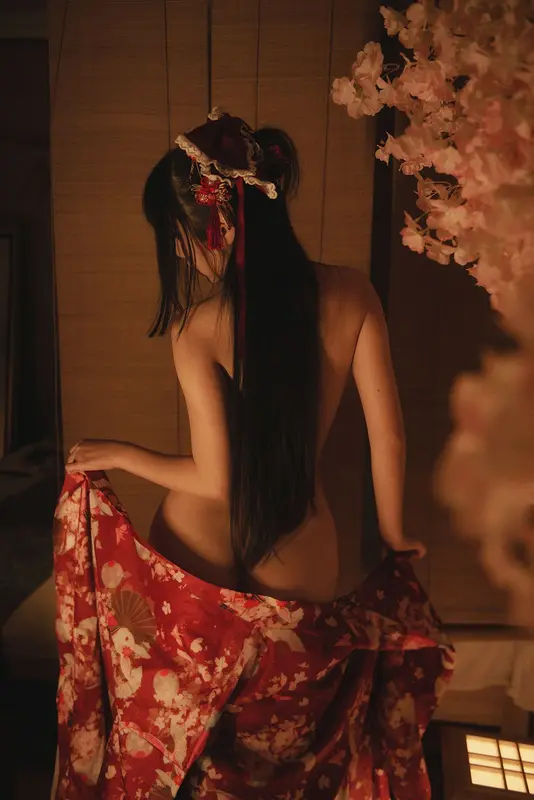 Gefesselte Anmut im Kimono: Eine erotische Inszenierung