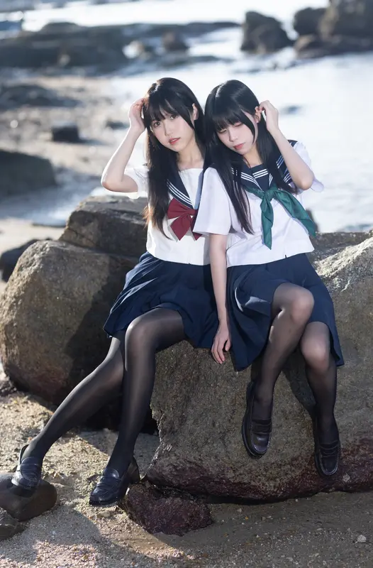 不呆猫 NO.043 &三無人型 水手服百合黑丝 – 002.webp