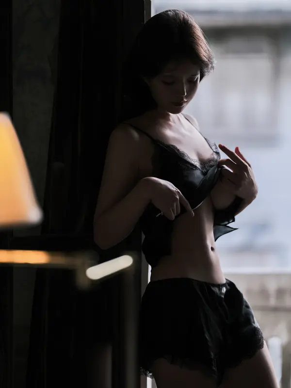 小仓千代w – NO.079 黑色光影 – 004.webp