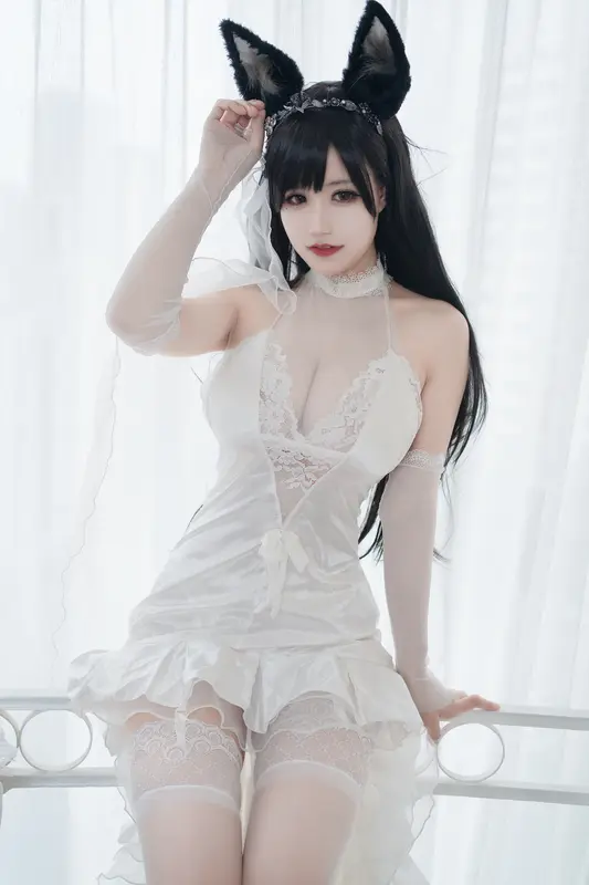 小仓千代的婚纱诱惑：纯洁与性感的完美交织