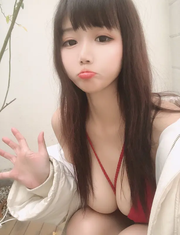 小仓千代：甜美写真，展现性感魅力