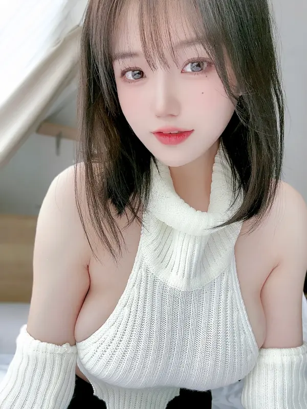 小仓千代w - NO.033 2022-12-14 白色露背毛衣 – 001.webp