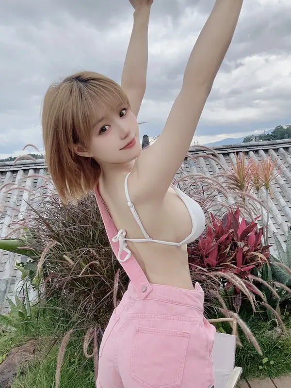 小仓千代w - NO.063 粉色背带裤 – 013.webp