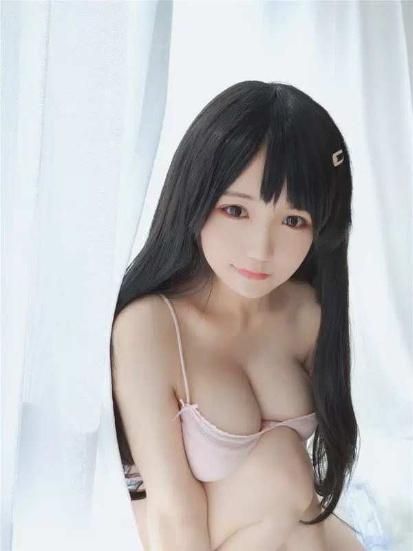 小倉千代、儚げなピンクの誘惑