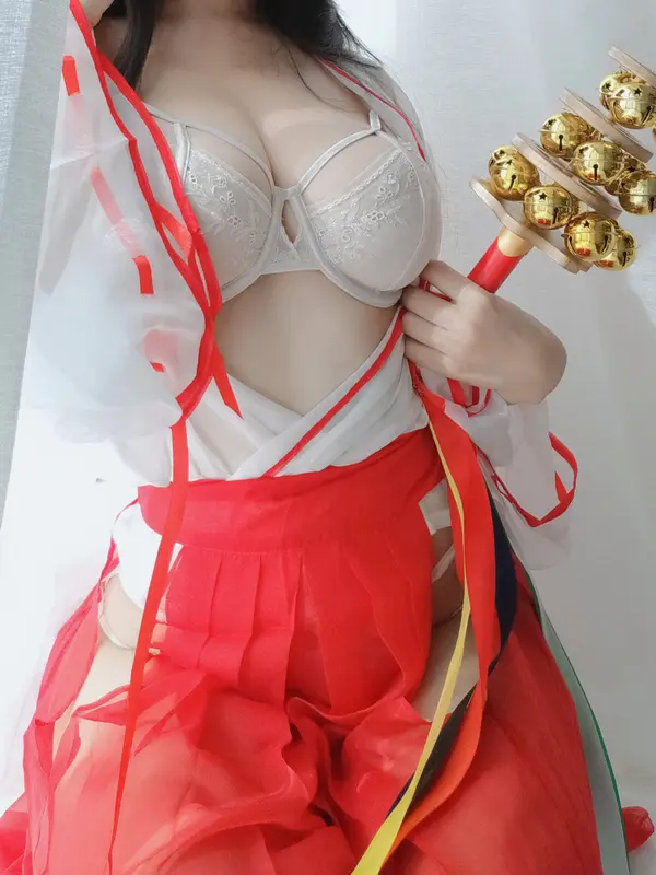 千代巫女：神聖與誘惑的交織