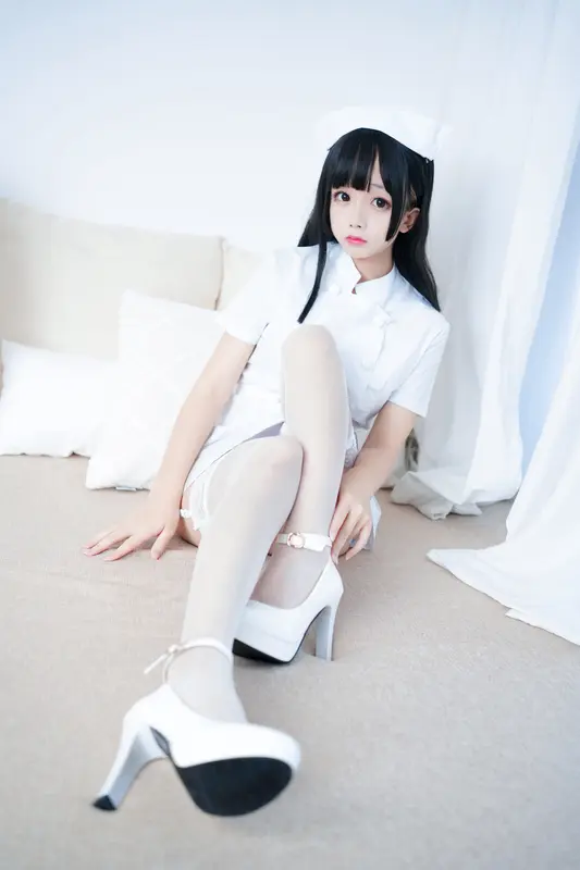 纯白天使日奈娇：诱惑制服下的甜美秘密