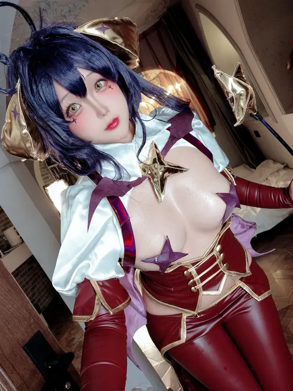 柊舞缇娜: Elegancia Audaz en Cuero