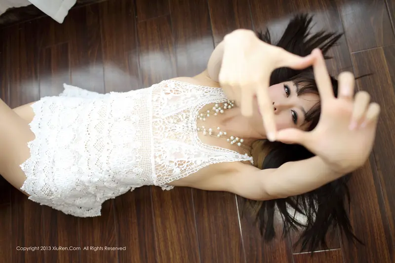 [XIUREN秀人网]2013.09.05 NO.0001 Viki三套装 – 049.webp