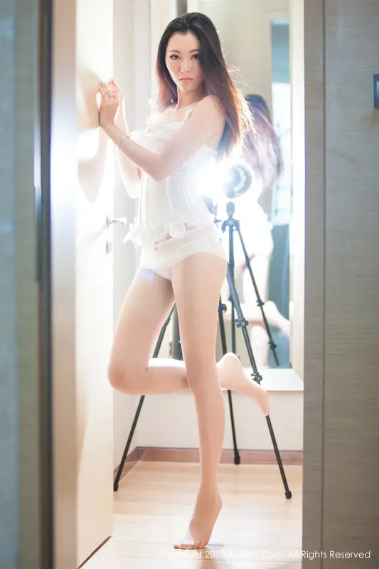 Yan Gangan's Alluring December Photoshoot: A Fashionable Finale