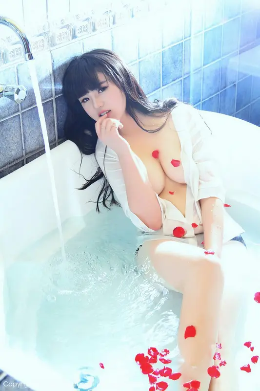 Xiaor's Sensual Debut: A Captivating Beauty Unveiled