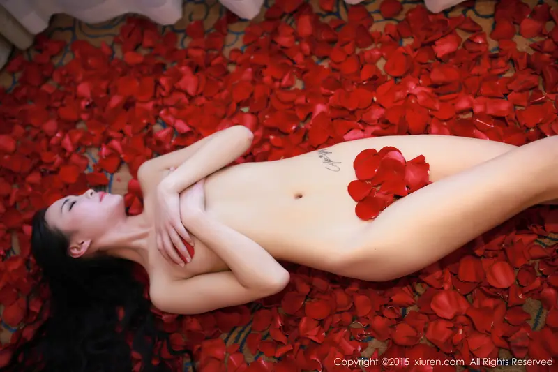 CyberJelly's Erotic Elegance: A Glimpse into Sensual Artistry