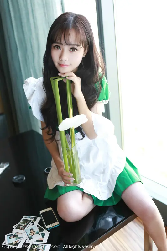 羽住的誘惑：性感身姿與純真眼神的交織