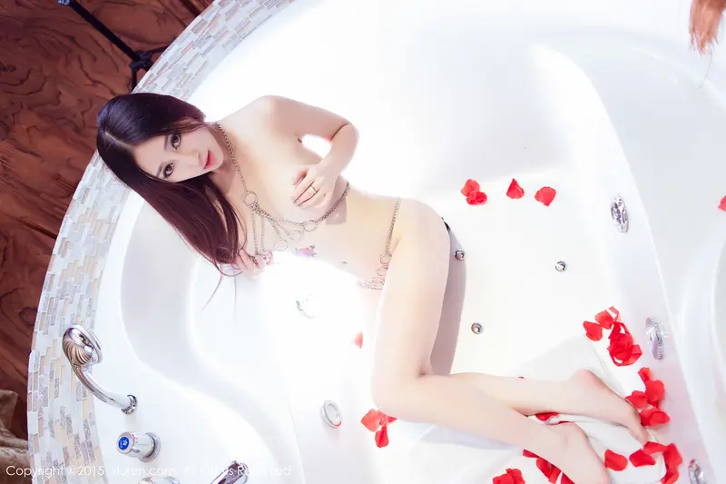 [XIUREN秀人网]2015.10.28 NO.411 邹晶晶女王 – 045.webp