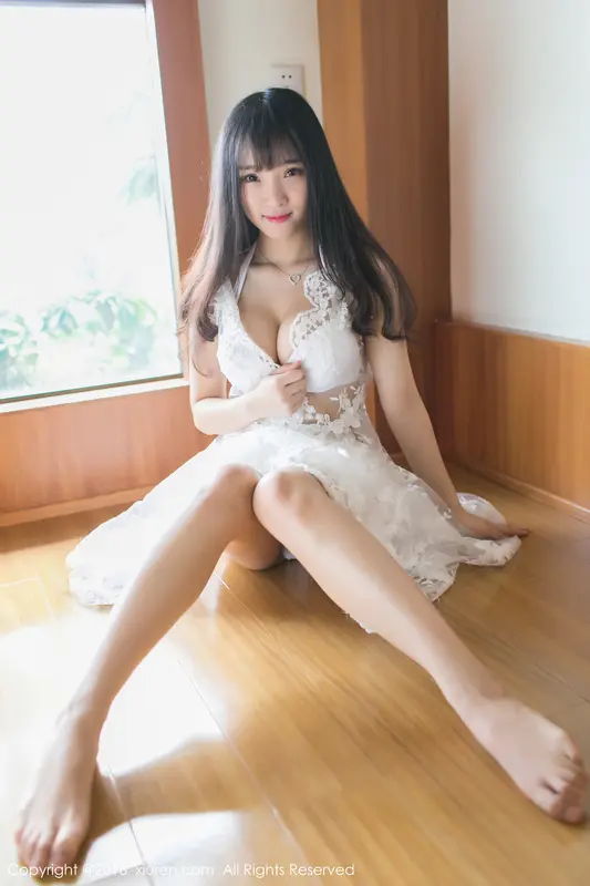 Summer Allure: Xia Yao's Ethereal Beauty