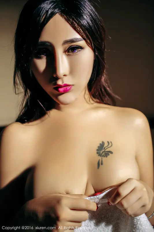 FoxYini's Captivating Beauty: A Showcase of Elegance and Allure