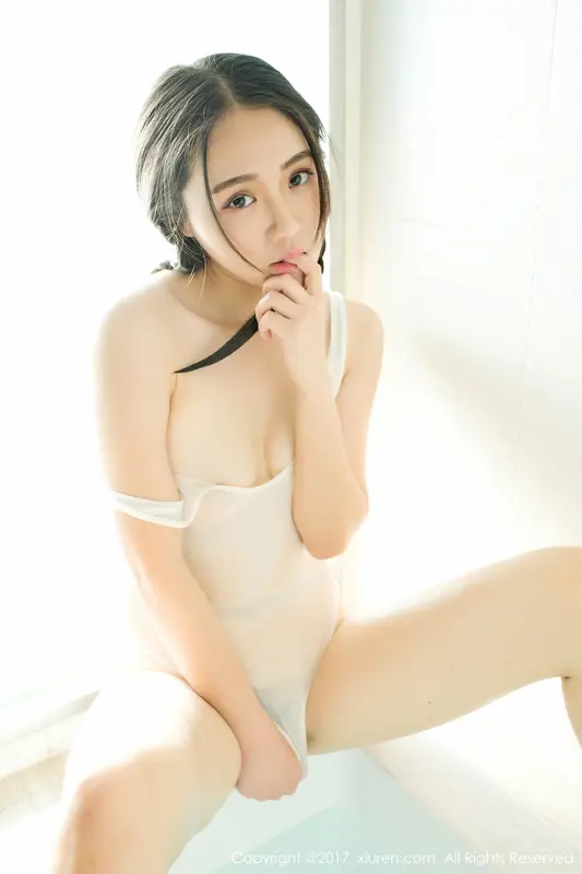Yang Xinxin's Ethereal Beauty: A Sensual Photographic Journey