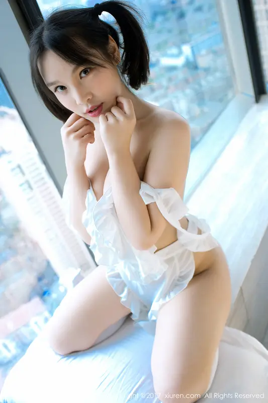 小純子的性感寫真：綻放的青春魅力