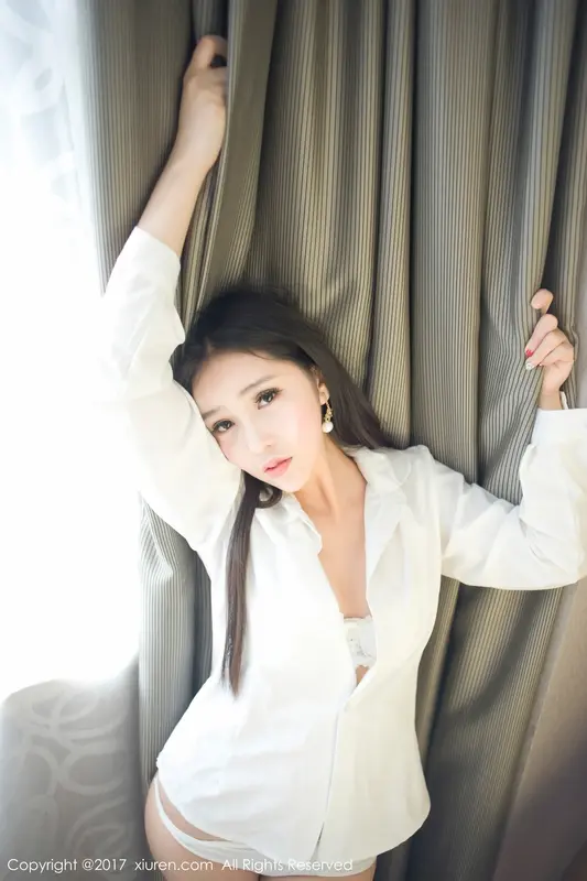 艾彌的性感誘惑：展現迷人曲線