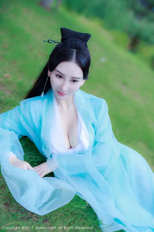 邹晶晶的性感女王写真