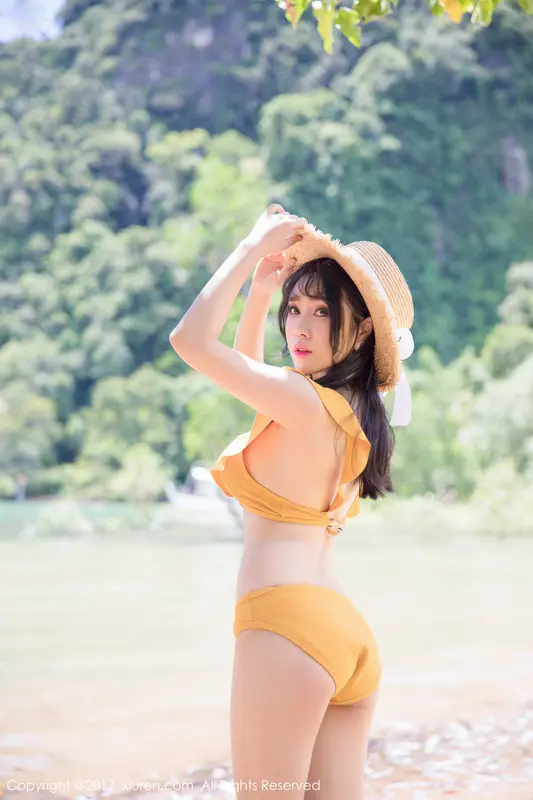 尤莉娜：性感曲線的極致展現