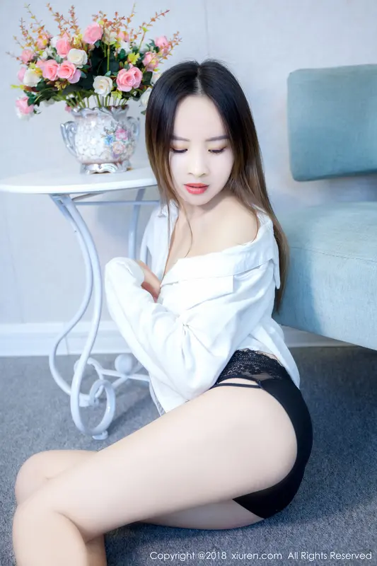 涵涵貓的性感誘惑：展現迷人曲線