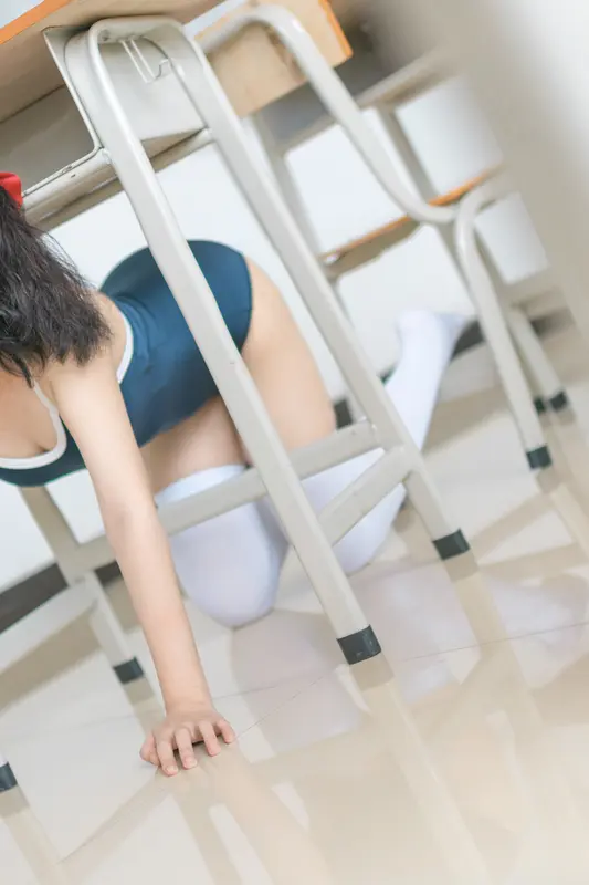 Chunmomo's Captivating School Swimsuit Allure