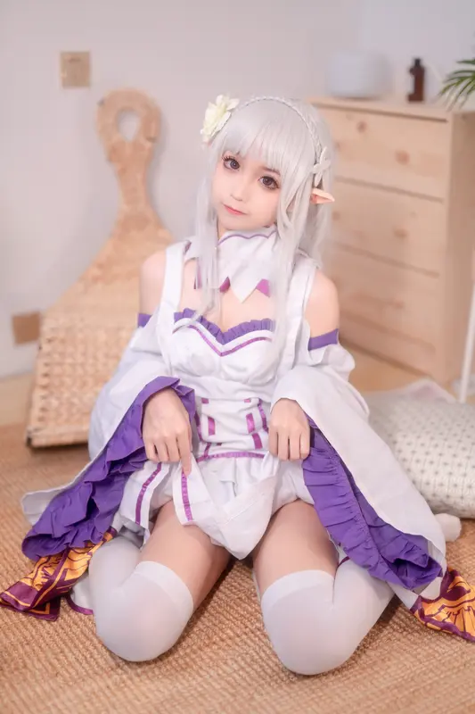 艾米利亚的私密写真：清纯与魅惑的交织