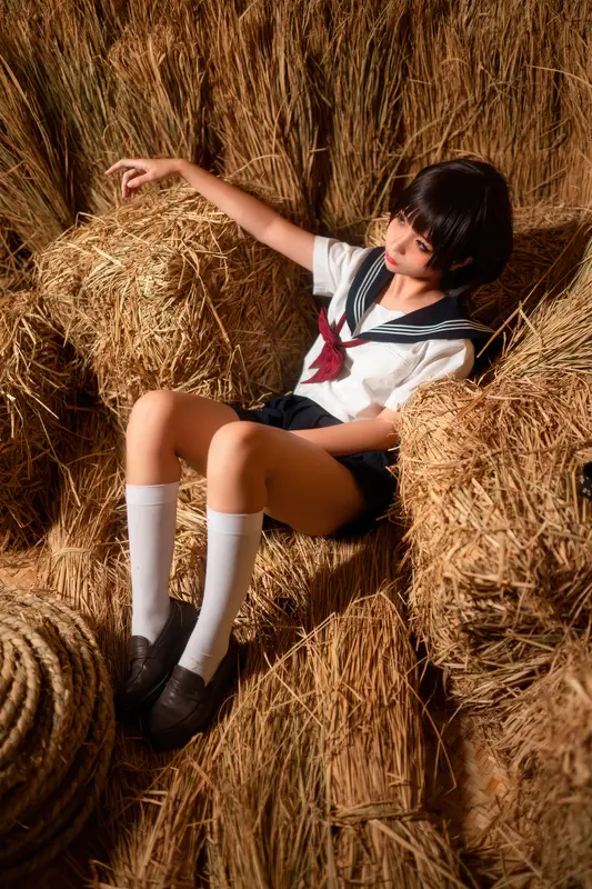 稻草边的少女：纯真与诱惑的交织