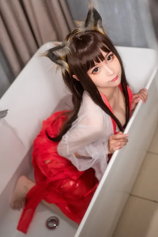 透明巫女：纯净与诱惑的微妙交织
