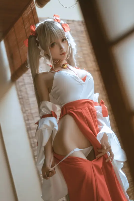 可畏巫女的魅惑：蠢沫沫的神秘写真
