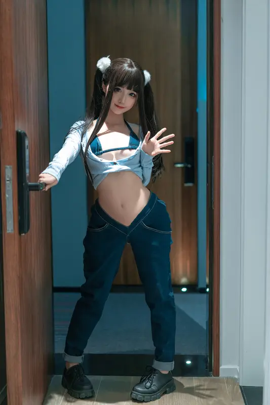 ChunMoMo's Guitar Serenade: A Visual Melody