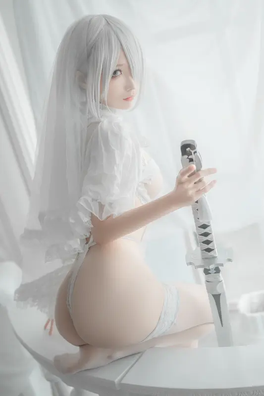 Chunmomo's Ethereal 2B Cosplay in White Wedding Dress