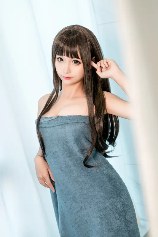 灰浴巾下的純真誘惑：沫沫的真愛演繹