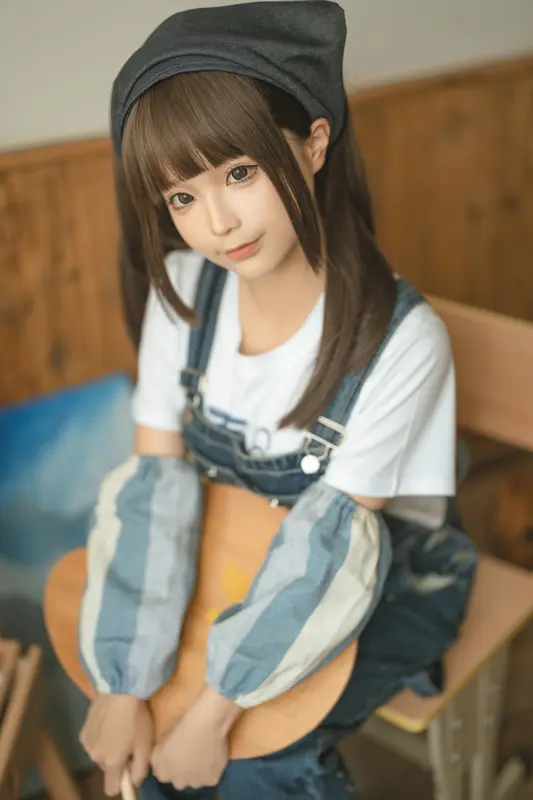 画室情愫：背带裤下的艺术邂逅