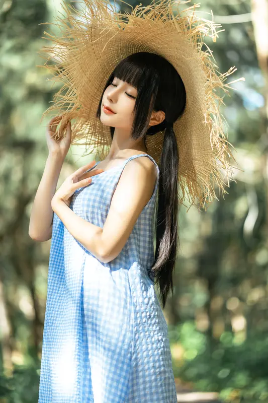 蠢沫沫寫真：漫步花間，性感演繹