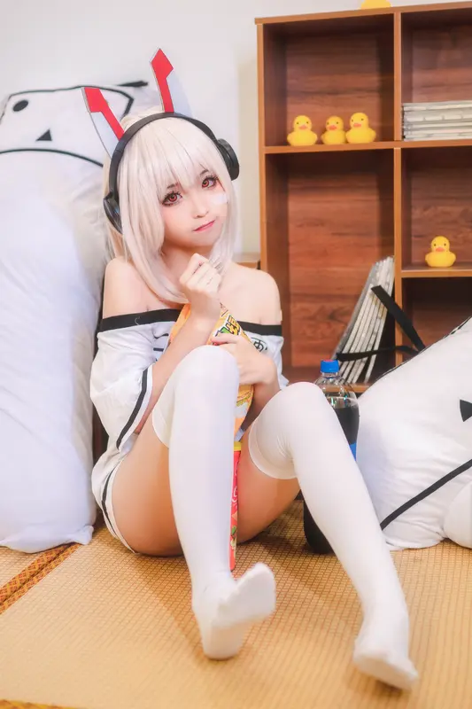 Chunmm Cosplays in Lingerie at Home