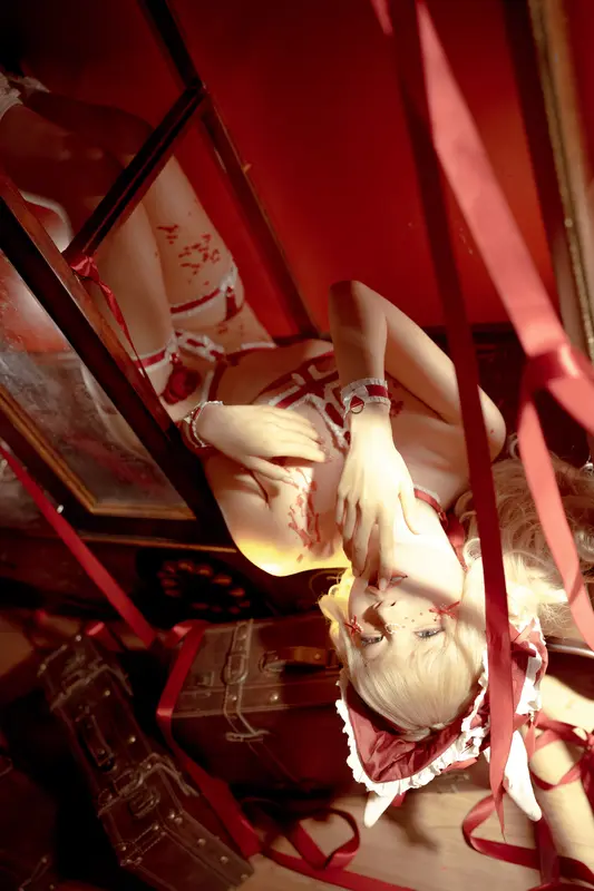 Chunmomo: Captivating Enclosed Doll Charm
