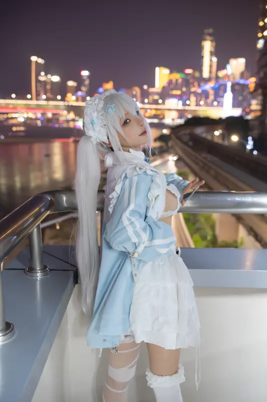 水色夢境：凝脂肌膚的純真誘惑