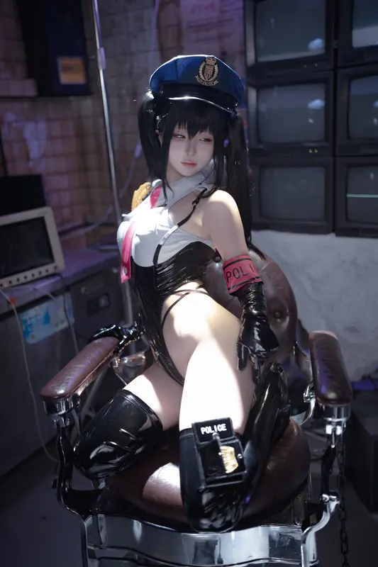 沙希制服诱惑：性感女警的秘密任务