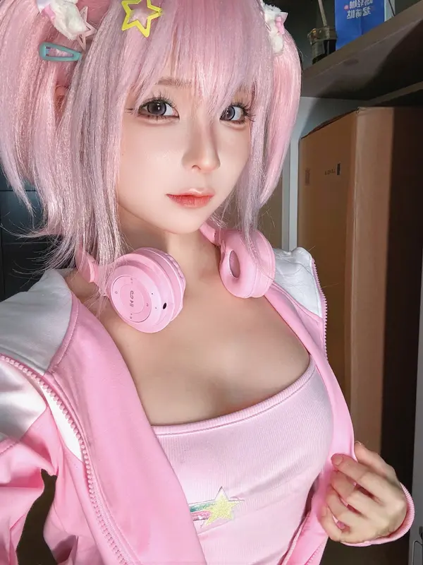 《Game Girls》摄影集：探索虚拟与现实交融之美