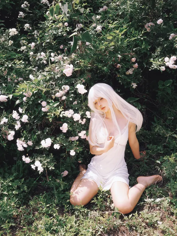 Lynn's Ethereal White-Haired Allure: A Member's Exclusive