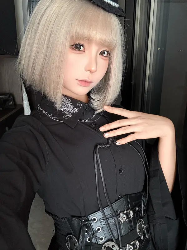 黑裙魅影：蠢沫沫的性感演繹