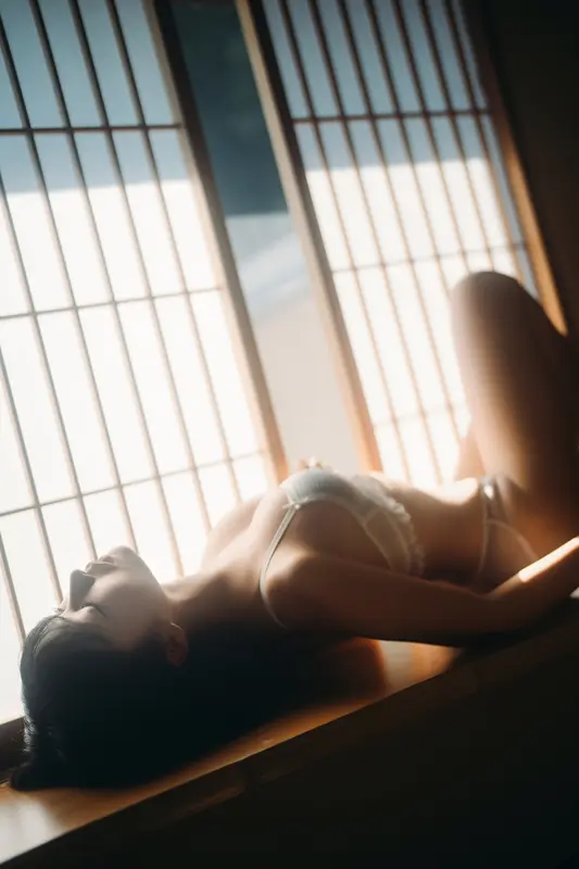 Chunmomo's Ethereal Summer Daydreams: A Sensual Escape