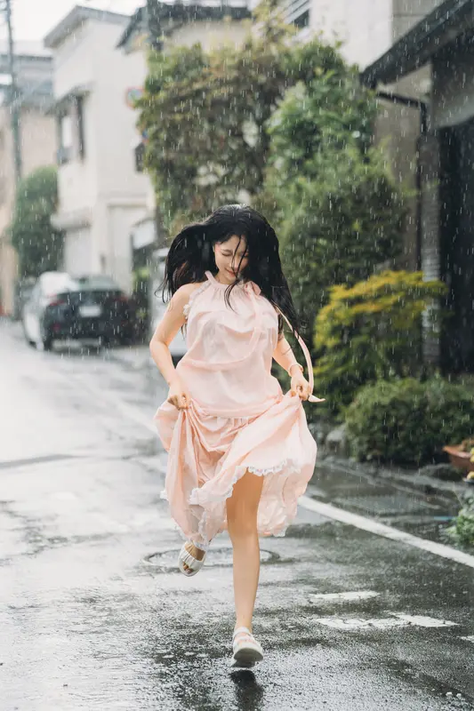 夏日绮梦：少女的纯真与幻想