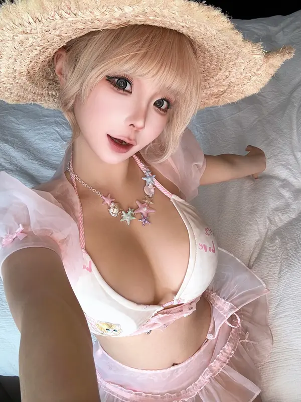Chunmomo's March White Lingerie Self-Portraits
